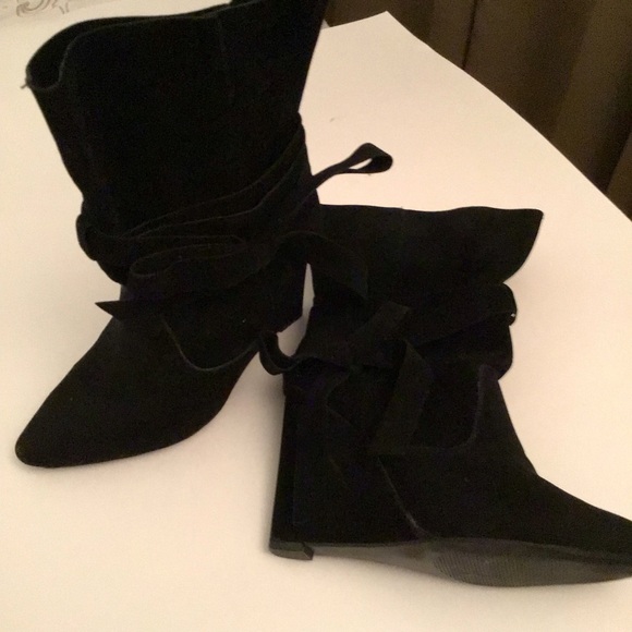 Vegan suede ankle boots, size 9,4 inch wedge heel. Has a tied bow tie in middle - Picture 2 of 10